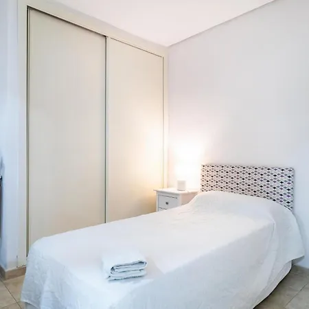 1 Bedroom Stunning Apartment In Fuengirola Lägenhet